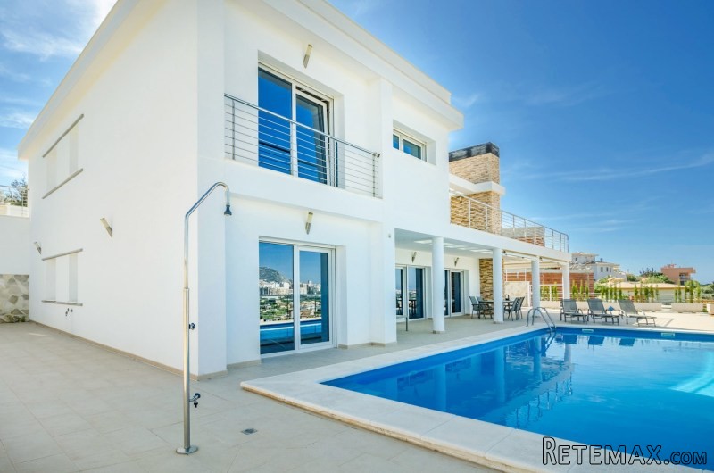 4 Bedrooms - Villa - Alicante - For Sale