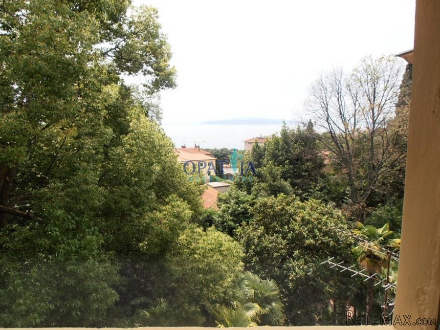 Opatija, uređeni stan od 123 m2 na 2. katu vile u samom..