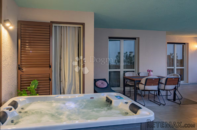 Split, Bačvice | 4-soban stan s velikom loggiom i jacuzzijem
