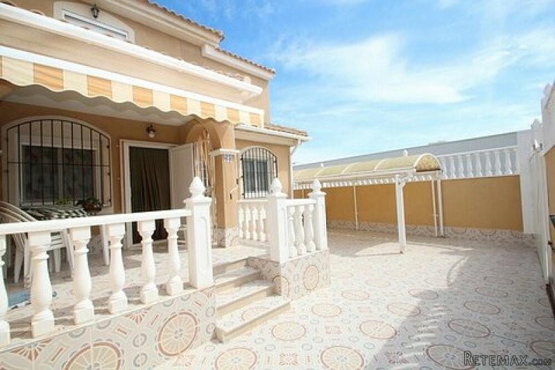 * 4 Bed Townhouse with Communal Pool