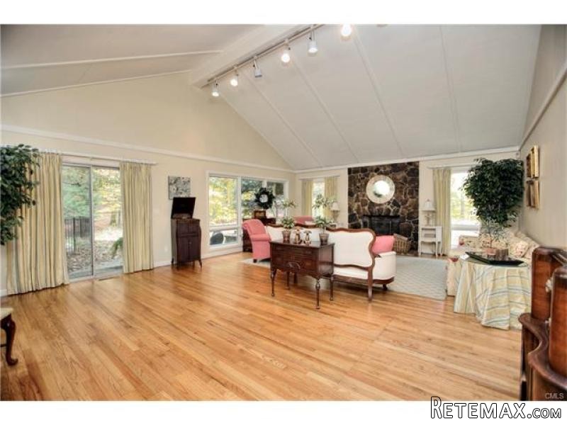 4 bedroom House For Sale: 140 LLEWELLYN.. - 2
