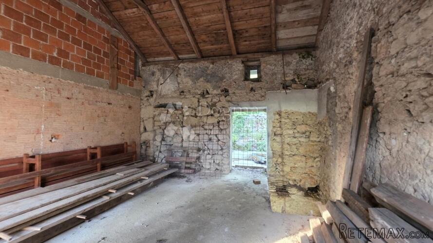 Grobnik, vezana starina s okućnicom