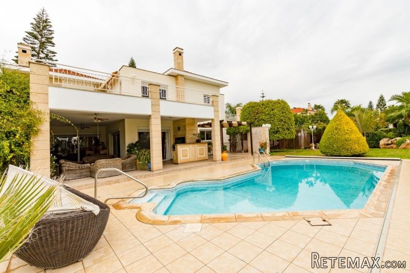 STUNNING VILLA WALKING DISTANCE TO THE..