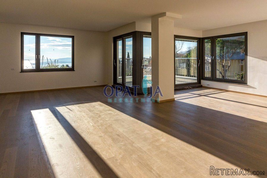 Opatija, novogradnja u centru, lift, podzemna garaža