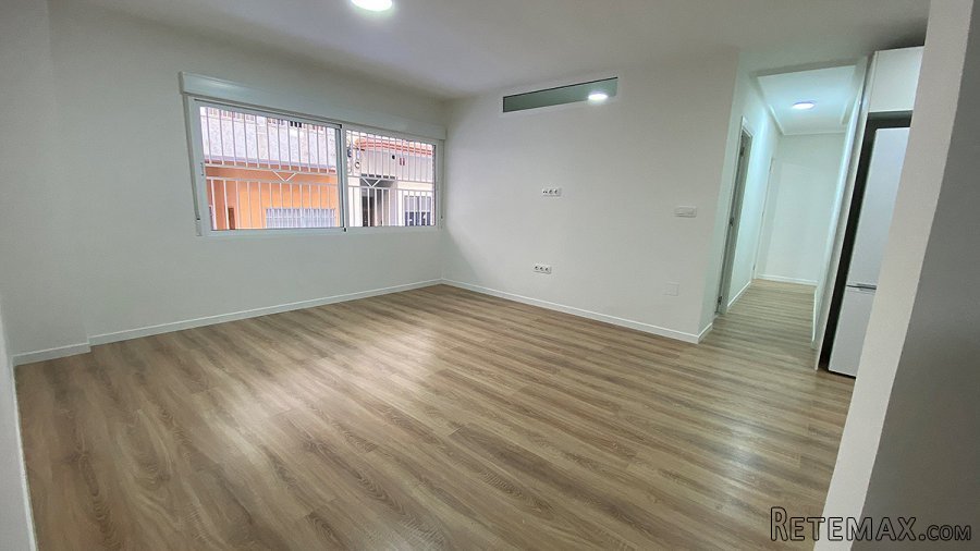Completely refurbished ground floor flat. Surrounded by.. - 2