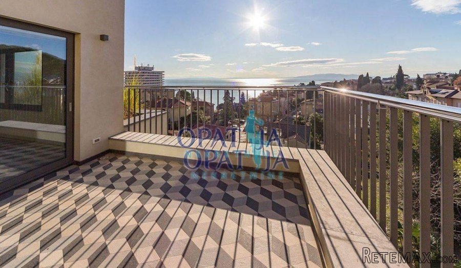 Opatija, stan na 3. katu, terasa s pogledom, lift, garaža..