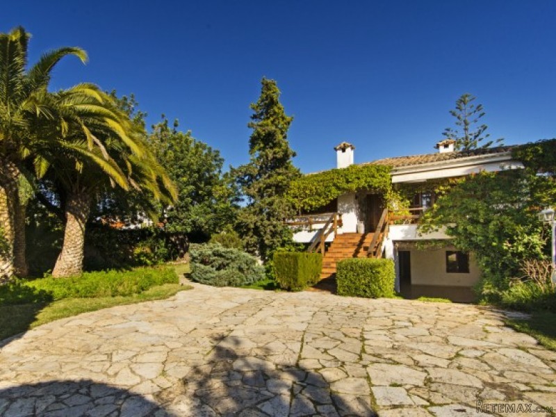 Villa With Beautifully Landscaped..
