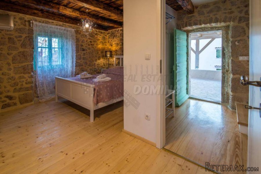 Prekrasna renovirana kuća s bazenom i pogledom! - 13