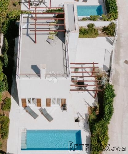 Sofisticirana Vila s bazenom i panoramskom rooftop terasom u