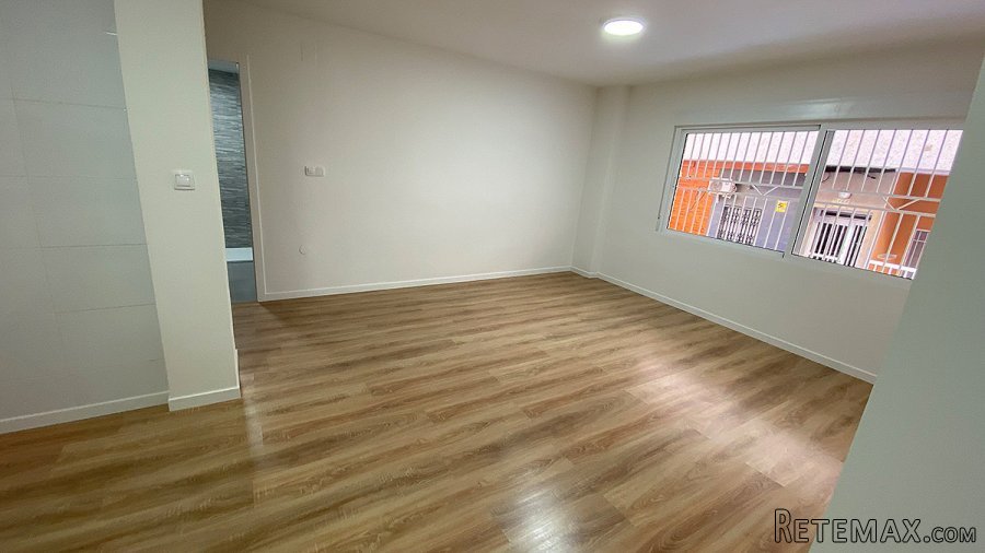 Completely refurbished ground floor flat. Surrounded by.. - 4