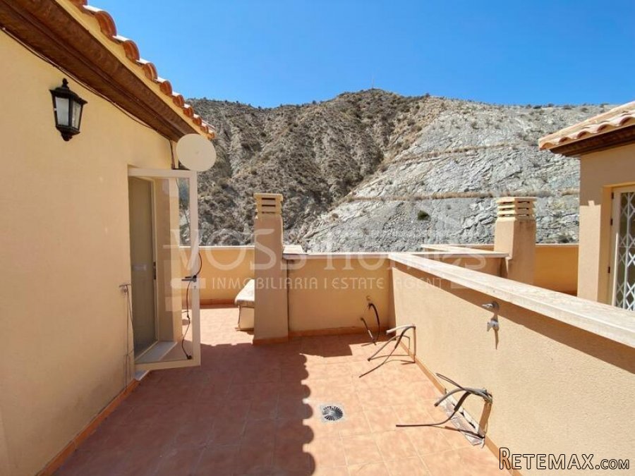 NEW LISTING TO VOSS HOMES - A larger than usual, 3 bed, 2.. - 14