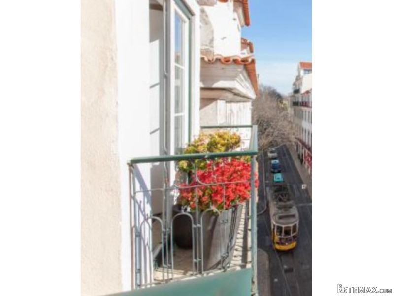 T2 Lisbon Apartment in the Cathedral..