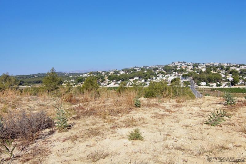 Flat plot with panoramic views close to..