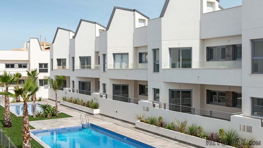 Los bungalow se ubican en Torrevieja, en un complejo..