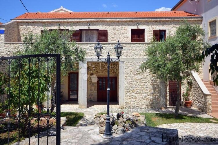 Uređeni trosoban stan 128m2 u kamenoj kući - Zadar(Arbanasi)