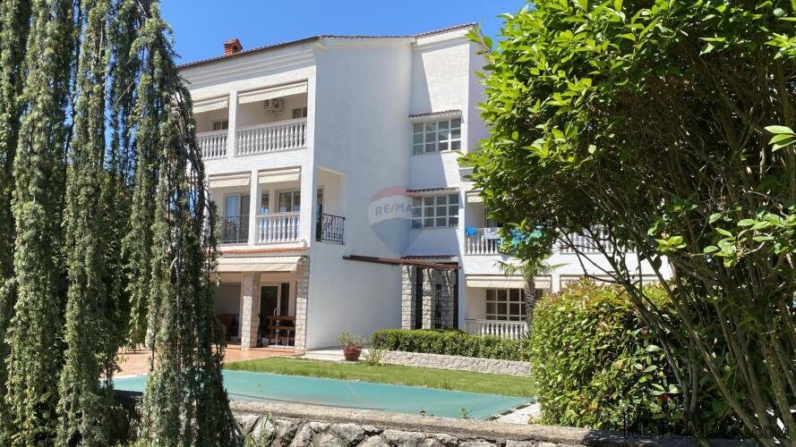 OTOK KRK, MALINSKA - apartmanska kuća s 9 apartmana i bazeno