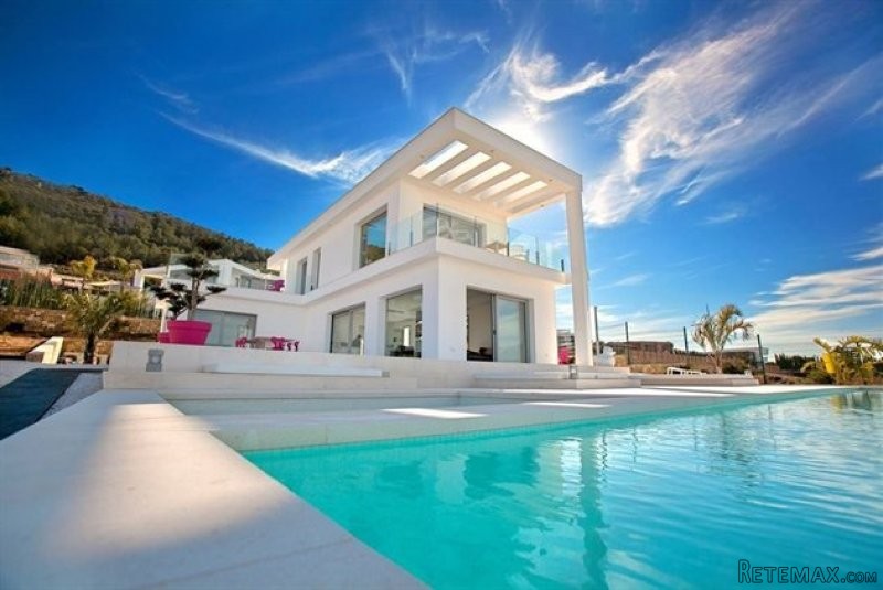 Contemporary 4 bedroom villa with views..
