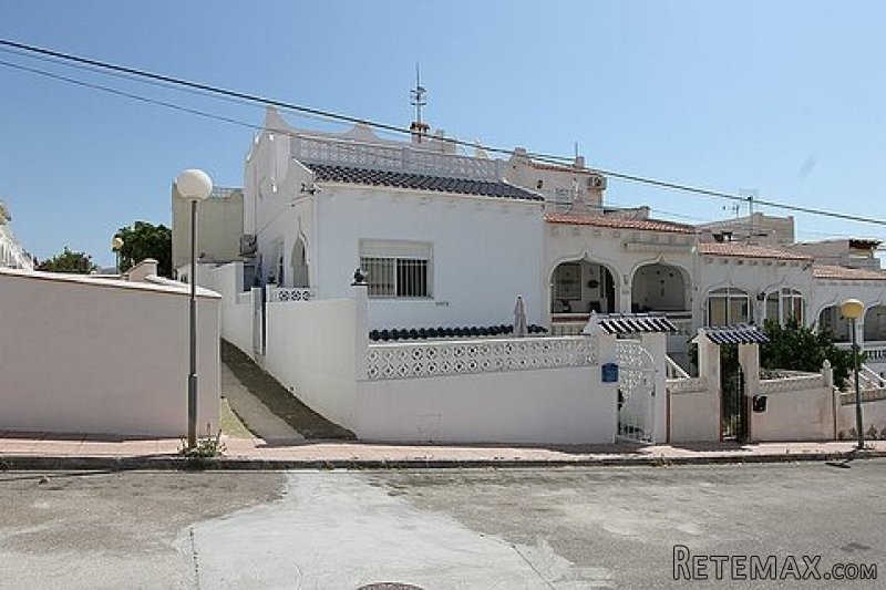 Large 4 Bed Triplex Townhouse