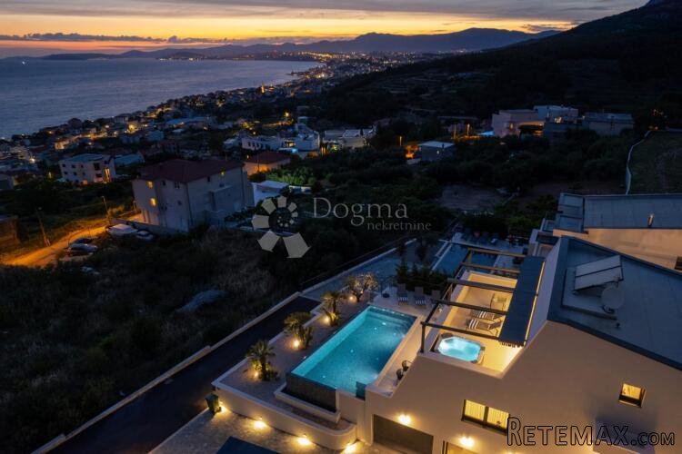 PODSTRANA-PREDIVNA VILLA S BAZENOM