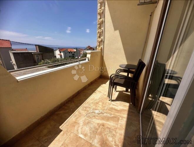 Apartmanska kuća sa zatvorenim bazenom, Nemira, Omiš