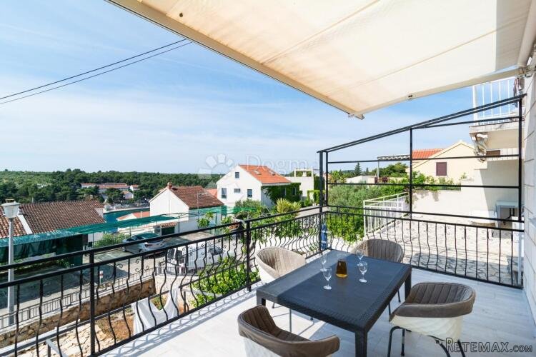 Milna, Brač- Dvosoban stan za dugoročan najam