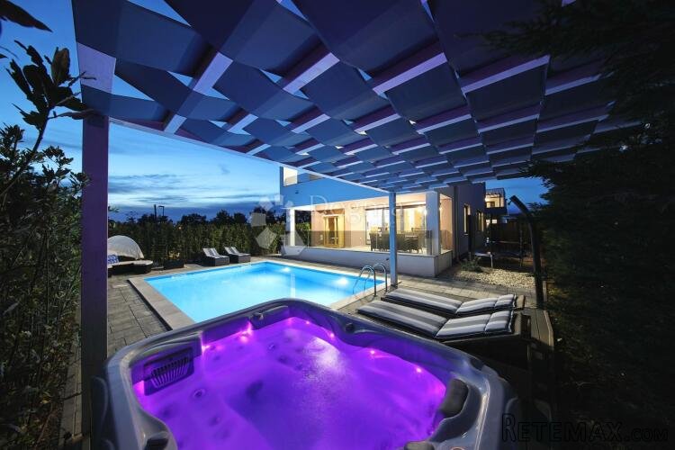 Tri dizajnerske vile s bazenima i spa sadržajima-iznimna inv
