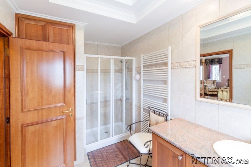 STUNNING VILLA WALKING DISTANCE TO THE.. - 2