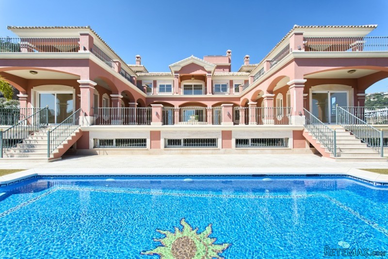 9 Bedrooms - Villa - Malaga - For Sale