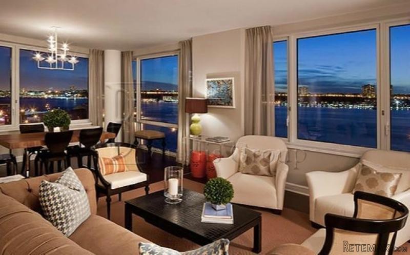 Corner Unit Immense Living Area With D..