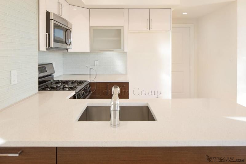 30th Ave Penthouse->600 Sf..