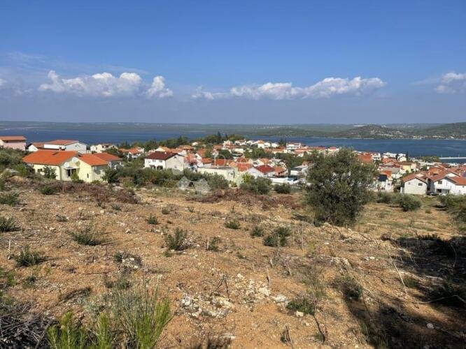 BILICE KOD ŠIBENIKA GRAĐEVINSKO ZEMLJIŠTE 5000 m2