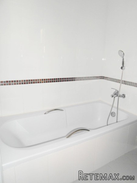 Spacious, modern studio apartment with.. - 2