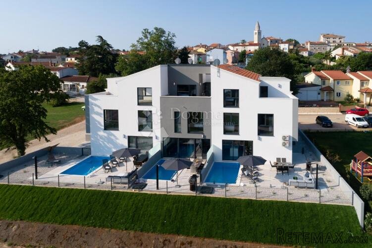 Funtana – Troetažni stan s privatnim bazenom, 550 m od mora