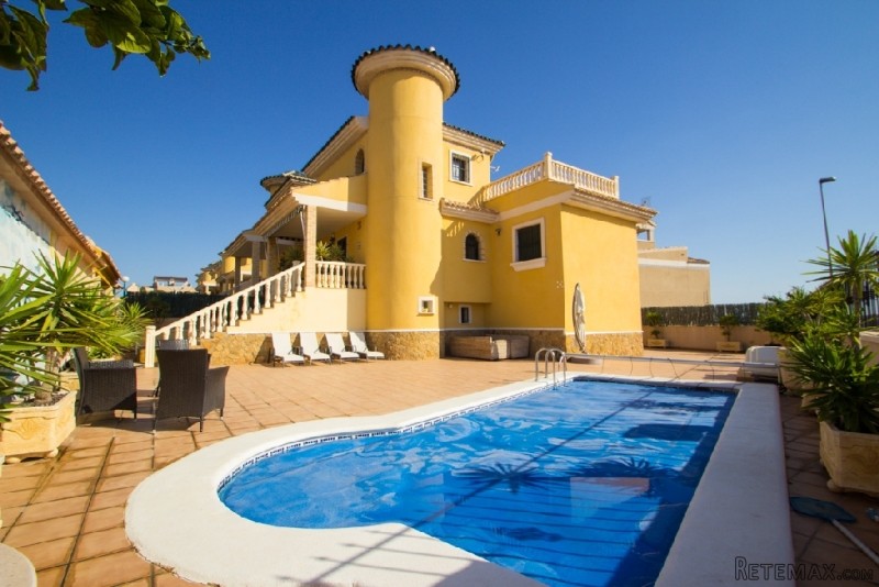 5 Bedrooms - Villa - Alicante - For Sale