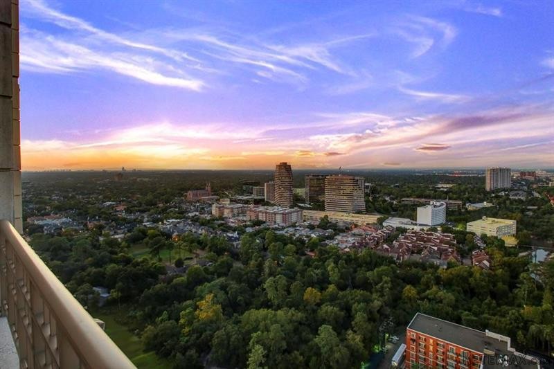 3 bedroom Flat For Sale: 1100 Uptown..