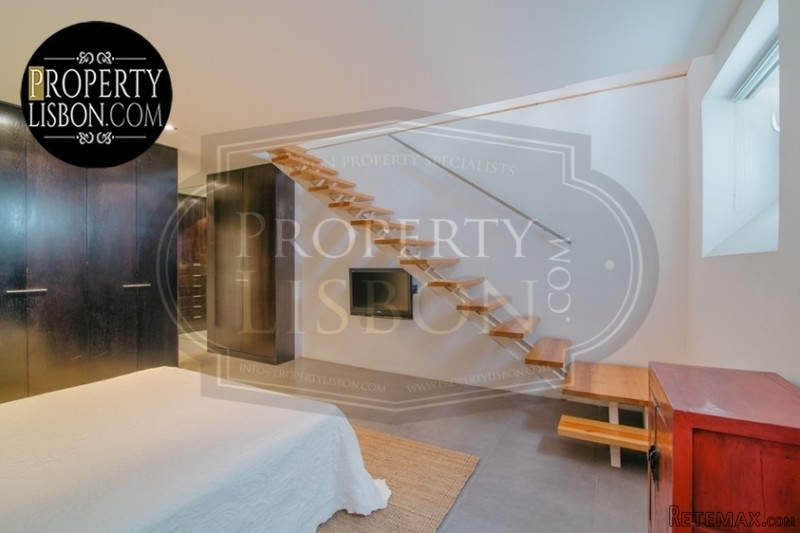 T3+1 Lisbon Apartment for sale in Praca..