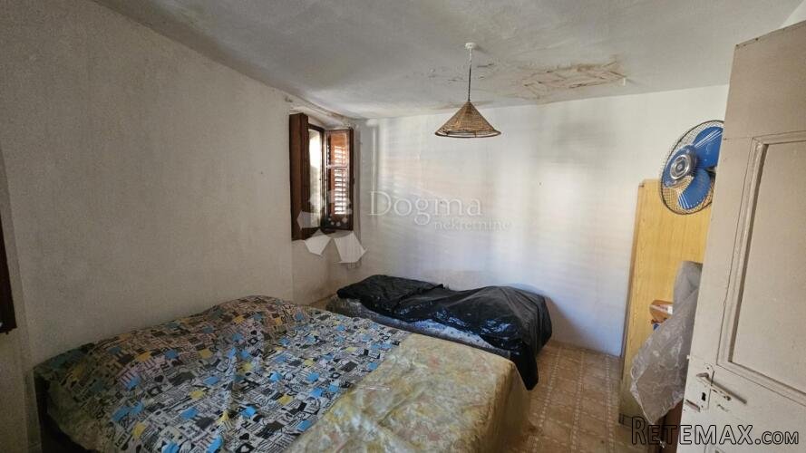 APARTMAN U CENTRU CRESA, POTREBNA ADAPTACIJA! - 2