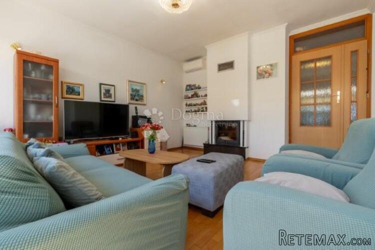 Srdoči-240m2 više parkirna mjesta,okućnice 931m2 - 2