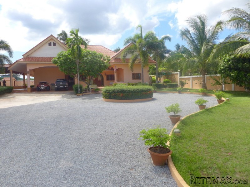 5 bedroom country estate on 2.400 m2..