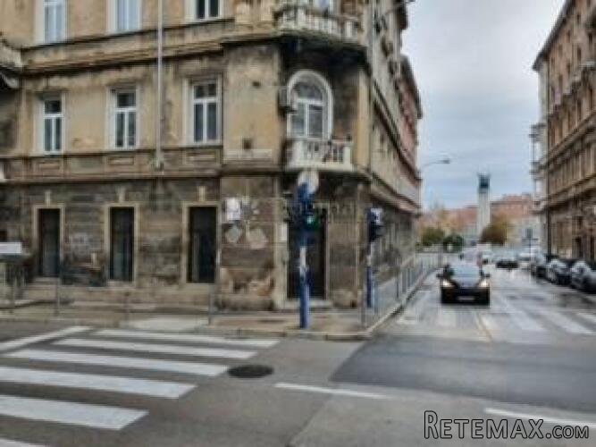 Izuzetna prilika! Poslovni prostor sa dva izloga na TOP pozi