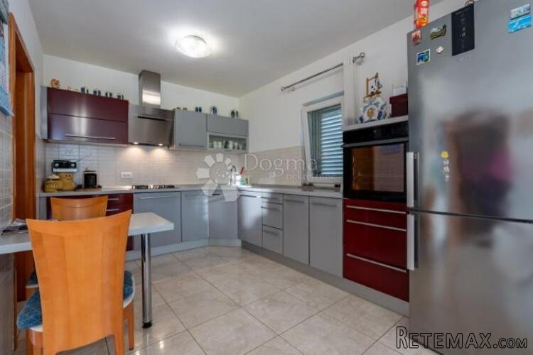 Srdoči-240m2 više parkirna mjesta,okućnice 931m2 - 3