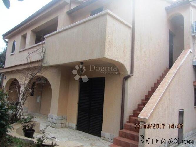 Kuća sa tri apartmana - 2