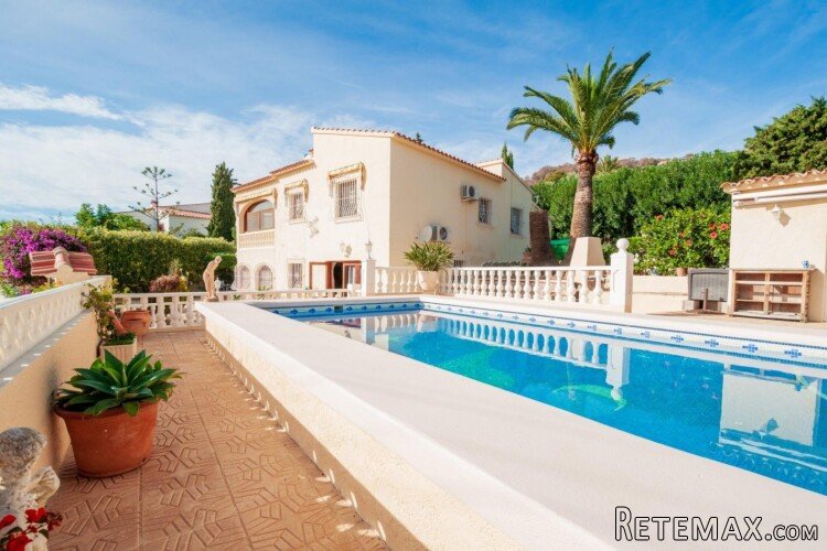 This spacious villa in the Gran Sol area of Calpe with..