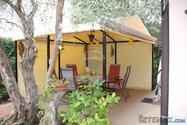 POREČ - Krasan stan u prizemlju sa okućnicom 70m2