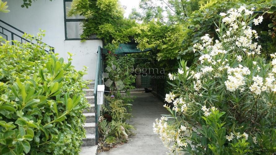 Samostojeća kuća s velikom okućnicom – Kaštel Štafilić - 2