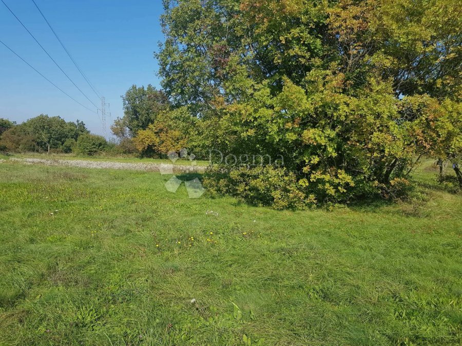 Kompleks građevinskog i poljoprivrednog zemljišta, okolica L - 3