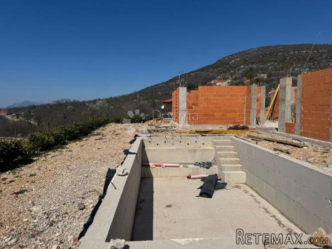 Zagvozd kuća s bazenom u izgradnji - 3