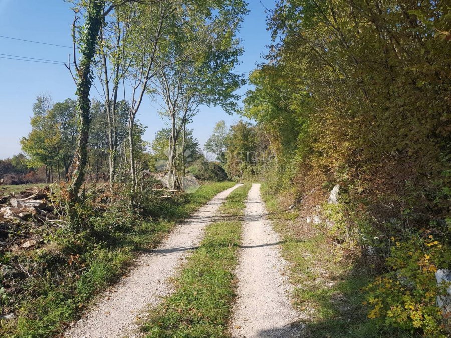 Kompleks građevinskog i poljoprivrednog zemljišta, okolica L - 8