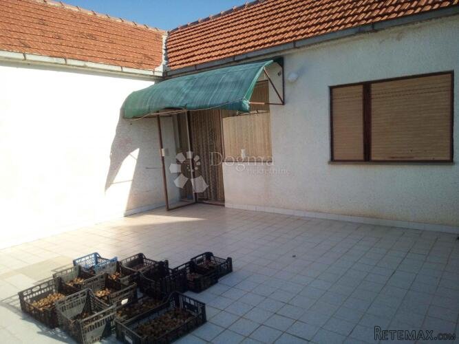 Biograd na Moru, kuća sa 3 stana - 2