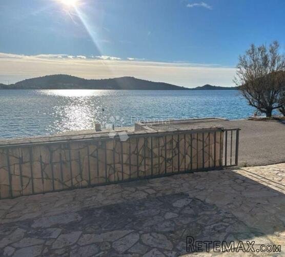 Kuća prvi red do mora, 3 stambene jedinice + studio apartman - 2